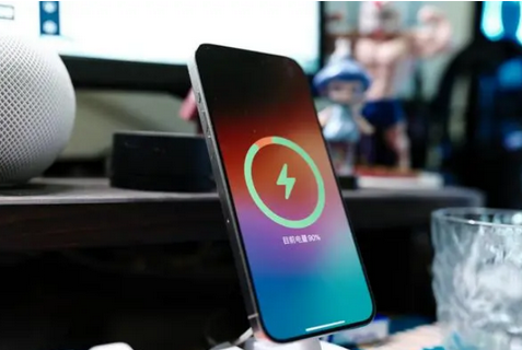 三伏潭镇苹果15换屏服务分享用什么充电器给iPhone15充电更好 